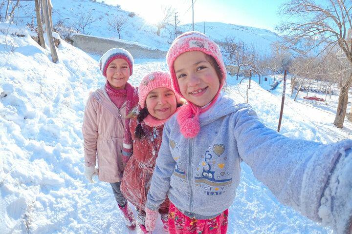 <p>Malatya'da iki g&uuml;n etkisini s&uuml;rd&uuml;ren kar yağışının ardından yaşları 4-12 arasında değişen &ccedil;ocuklar, Baytarbağı Mahallesi'ndeki bah&ccedil;e yollarını kayak pisti haline getirdi.</p>
