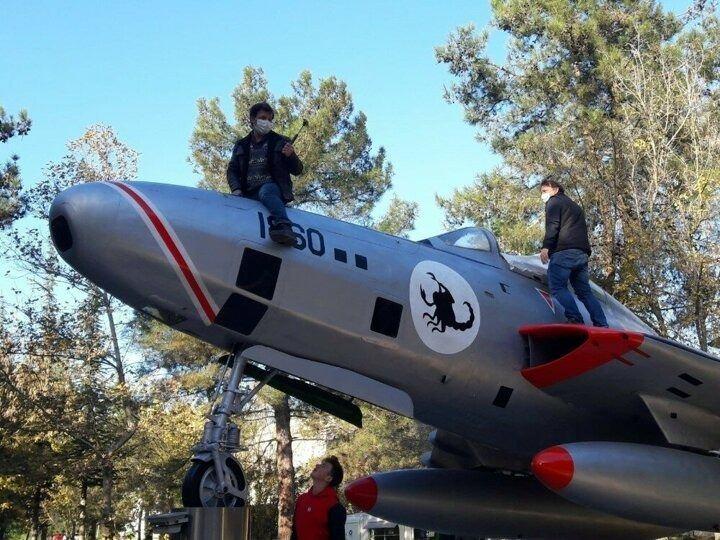 <p>Hobi olarak savaş uçağı restore eden kulüp üyeleri, hurda haldeki 1952 model savaş uçağını restore ederek ilk günkü ihtişamına kavuşturdu.</p>
