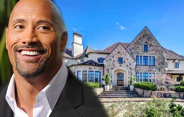 <p>Hollywood yıldızı Dwayne Johnson 2019 yılında 9 milyon dolara satın aldığı havuzlu ve içinde çiftliği olan saray yavrusu evini zararına satışa çıkardı. At biniciliği için aldığı evi satmaya karar veren Johnson, emlakçıya 7,5 milyon dolar istediğini belirttiği ortaya çıktı. </p>
