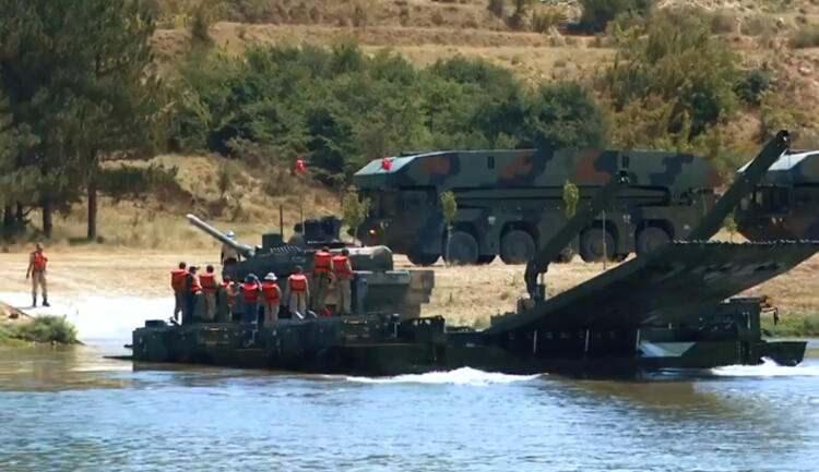 Türk mühendisler yaptı! Dev tankı sırtında taşıdı