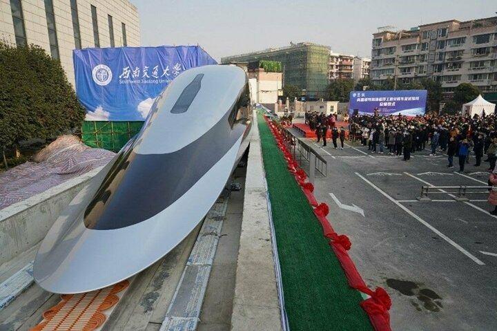 <p>Çin saatte 620 kilometre hıza erişebilen yeni "maglev" trenini tanıttı.</p>

<p> </p>
