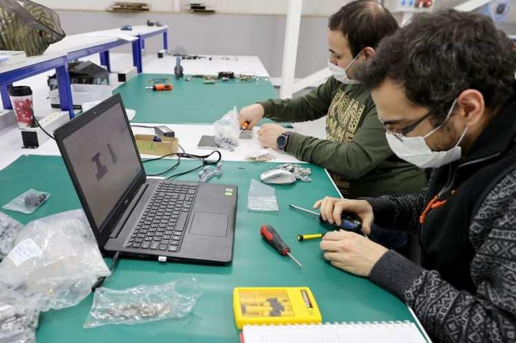 <p>Geliştirdikleri İHA'ların tarım, afet yönetimi, iletişim, kargo taşıma gibi sivil amaçlarla kullanıma da uygun olduğuna dikkati çeken Sevgi, şunları kaydetti: "Yakın zamanda TEİAŞ ile ilgili bir tanıtımımız oldu. Enerji nakil hatlarının arıza tespitinde bu tür sistemleri kullanarak uzaktan görüntüleme sistemleri, yapay zeka ile görüntü işlemeyle raporlamaya yönelik çalışmamız oldu. Çok başarılı bir demo yapıldı. Lap 60 isimli araç, savunmada olduğu gibi afet yönetimi olsun, yangın tespit, boru hattı kontrolü olsun, enerji nakil hatlarının arıza tespiti, kargo taşıma gibi çok farkı alanlarda kullanılabilir. Bu noktadan sonra ürünleri modifiye etmek, boyutunu değiştirmek bizim için sorun olmayacaktır. En önemlisi tamamen özgün bir yazılımı olduğu için dış kaynaklı bazı platformların uçamadığı bölgelerde çok rahat şekilde uçabiliyor araçlarımız. Müşterinden gelen her türlü isteğe çok hızlı geri dönüş yapabiliyoruz."</p>