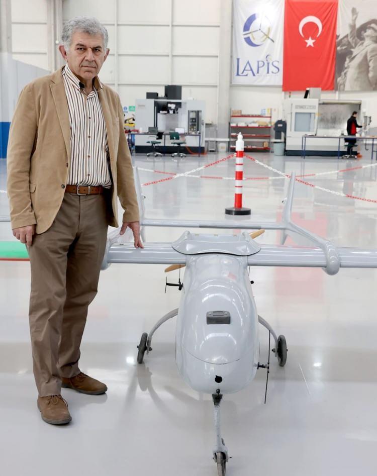 <p>2020 yılının şubat ayında yeni tesisi hizmete sokma ihtiyacı hissettik. Bu tesiste Lap 60 ve VTOL ürünün tüm imalatlarını, talaşlı imalatını, elektronik kartlarının imalatını seri olarak yapmayı hedefliyoruz. Bu amaçla burada dışarıdan hiçbir ürün almaksızın üretim yapmak adına 3 eksen, 5 eksen CNC makinalar, ölçümlerde kullanılan CMM makinesi gibi ekipmanlara sahibiz. </p>