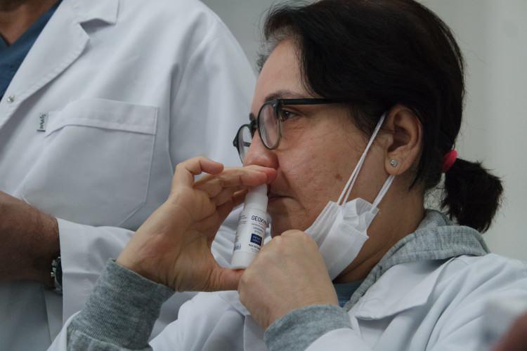 <p>"SARS-COV2’ye karşı öldürücü etkisi olduğunu gördük"<br />
Uzun yıllar sanayi için antimikrobiyel etkinlik testleri yapan Uludağ Üniversitesi Tıbbi Mikrobiyoloji Ana Bilim Dalı Öğretim Üyesi Prof. Dr. Cüneyt Özakın ise, “İki yıl kadar önce Ümit bey bir solüsyonla geldi. Bunun antimikrobiyal etkinliğinin test edilmesi için. Bu solüsyon doku iyileşmesi, enflamasyonun önlenmesi gibi bazı etkileriyle kullanılabilen bir üründü kendisi tarafından. Uluslar arası standartlara dayanan test metotlarıyla gösterdik. Bu süreçten sonra ürünün üzerinde yeni gelişmeler kaydedildi. Yeni teknolojik uygulamalarla ürün farklı özellikler kazanmaya başladı. Etkileri daha uzun süreli ve kalıcı olmaya başladı. Geliştirilen ürünün temel maddesi yıllardır bildiğimiz bir maddeydi. Ancak insan sağlığı açısından kullanımında sıkıntılar vardı. </p>