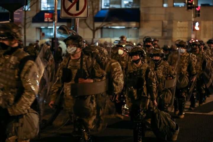 <p>Siyasi gerginliğin artmasına neden olan Kongre baskınının ardından Ulusal Muhafızlar sokaklarda görev almaya başlarken, Beyaz Saray çevresi de demir bariyerlerle çevrildi.</p>