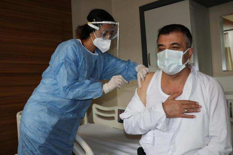 <p>BANYO YAPMAK SADECE LOKAL REAKSİYONU ARTIRABİLİR</p>
<p>Prof. Dr. Dilek Arman, “Aşı olunan gün banyo yapılmamalı önerisine uymak doğru mu?” sorusuna ise “Aşıdan sonra duş alınmaması, kişilerin mantık yolu ile oluşturdukları bir önlem olsa gerek. Aşı sonrasında aşırı sıcak duş almak, sadece lokal reaksiyon riskini artırabilir. Ancak bunun dışında, “Herhangi bir aşı sonrası duş alınmaz” diye bilimsel bir bilgi yok. Çünkü aşı uygulaması sonrasında cilt açıklığı hızla kapanıyor, buradan vücuda mikrop girmesini beklemiyoruz” yanıtını verdi.</p>