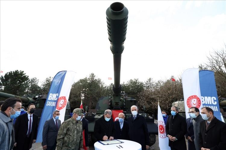 <p>"Fırtınalar bu konuda kendini kanıtlamış silahlardır. Bugüne kadar yaptığımız uygulamalarda kullandığımız silahlar. Son derece memnunuz. Bunun ikinci versiyonu, geliştirilmiş versiyonu ile Mehmetçiğin çok daha önemli işler yapacağından şimdiden emin olabilirsiniz. Bu bizim için de sizin için de gerçekten önemli bir gurur kaynağıdır. Herkesi kutluyorum. Egemenliğimizi, bağımsızlığımızı, hak alaka ve menfaatlerimizi karada, denizde, havada 'ölürsem şehit kalırsam gazi' anlayışı içinde bizler korumaya devam edeceğiz. Sizler de bu yaptığımız gayretleri kolaylaştırmak için silah araç, gereç mühimmat, teçhizat bunları üretmeye devam edeceksiniz. Dolayısıyla millet olmanın mutluluğunu, imtiyazını hep birlikte yaşayacağız." ifadelerini kullandı.</p>

<p> </p>
