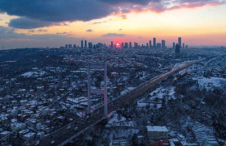 <p>Kuvvetli rüzgar nedeniyle meydana gelebilecek soba ve baca zehirlenmesi, ağaç ve direk devrilmesi, çatı uçması ve ulaşımda aksamalar gibi olumsuzluklara karşı dikkatli ve tedbirli olunması isteniyor.</p>
