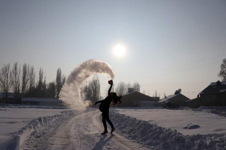 <p>Dondurucu soğukların etkisi altındaki kentte, bazı vatandaşlar evlerinde kaynatarak havaya su atıyor. Su yere düşmeden donuyor.</p>
