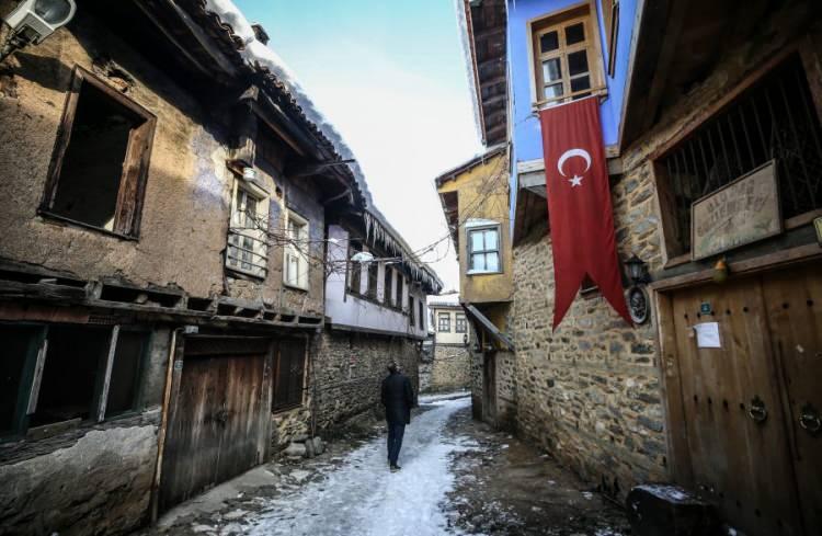 <p>Bursa'nın Osmanlı Devleti'nin kurulduğu yer olduğu için çok değerli bir kent olduğunu vurgulayan Şahin, <em>"Cumalıkızık'a yazın bir kere gelmiştim ama kışın çok daha güzelmiş. Burası bence kışın gelinmesi gereken bir yer. Herkese tavsiye ediyorum."</em> dedi.<br />
 </p>
