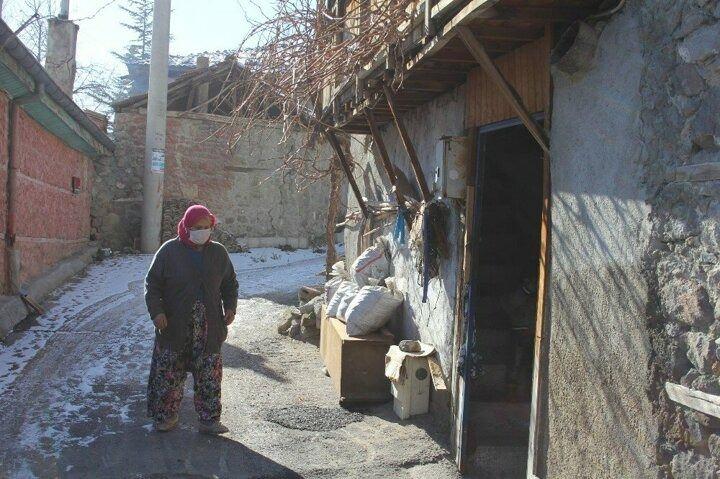 <p>Burdur'un Ağlasun il&ccedil;esinde Turhan &Ouml;z&ccedil;ulcu ile 15 yaşında iken evlenen Dudu &Ouml;z&ccedil;ulcu, hayatının 45 yılını mağarada ge&ccedil;irdi. 30 yıl kış aylarını Ağlasun'da, yazları ise Isparta'da Dere Mahallesi'nin &uuml;st tarafında buldukları bir mağarada ge&ccedil;iren &Ouml;z&ccedil;ulcu ailesi, şimdi o g&uuml;nleri tebess&uuml;m i&ccedil;erisinde anıyor.</p>
