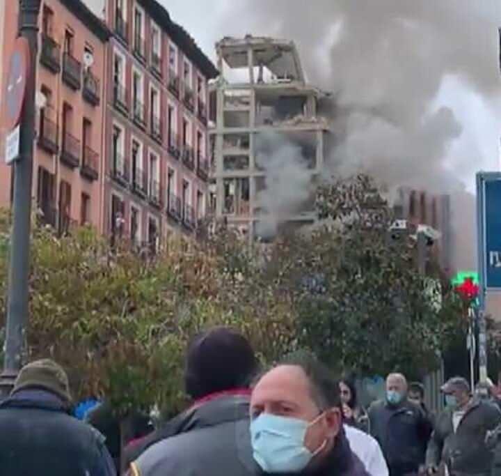 <p>Yerel saatle 15.00 (TSİ 17.00) sıralarında Madrid'in merkezindeki Puerto de Toledo Mahallesi'nde bir apartmanda patlamada oldu.</p>