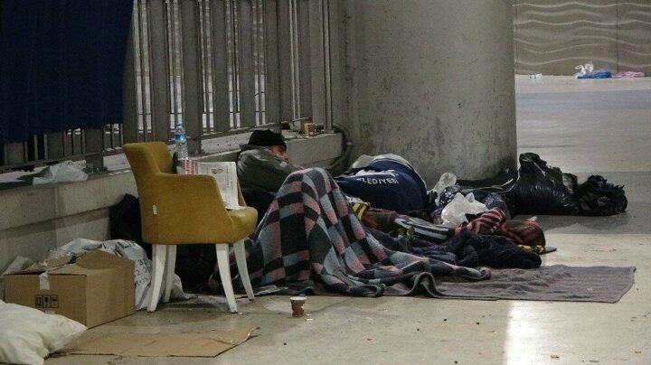 <p>Kış mevsiminin iyiden iyiye hissedilmesi, sıcaklıkların sıfırın altına d&uuml;şmesiyle birlikte kalacak yeri olmayan evsizler kendilerini soğuktan korumak i&ccedil;in kapalı alanlara sığındı. Taksim&rsquo;de bulunan t&uuml;nel alt ge&ccedil;idinde de evsizlerin metro girişi &ouml;n&uuml;nde kendilerine yer yaparak orada kaldıkları g&ouml;r&uuml;ld&uuml;. T&uuml;nelde kalan evsizler &ouml;zel eşyalarını metroya inen merdivenlerin demirlerine astı. Oradan ge&ccedil;en vatandaşlar hoş olmayan bu g&ouml;r&uuml;nt&uuml;yle karşılaşınca durumu polise bildirdi.</p>
