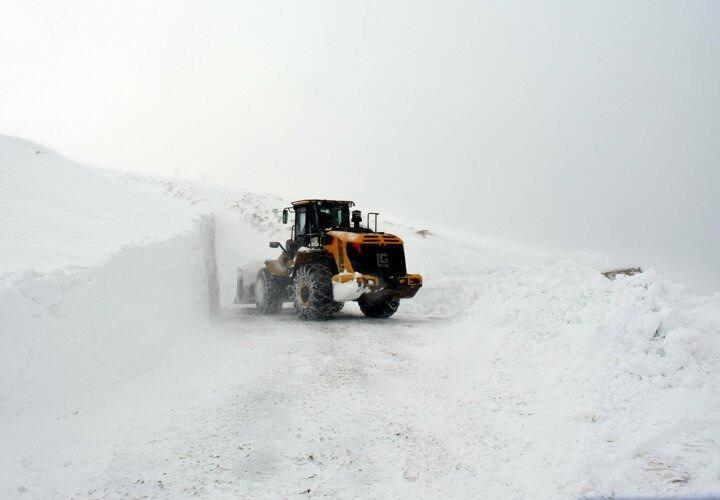 <p>Muş'ta karla mücadele ekipleri, olumsuz hava koşullarına rağmen kar kalınlığının 5 metreyi bulduğu bölgelerde yolları açık tutmaya çalışıyor.</p>

<p> </p>
