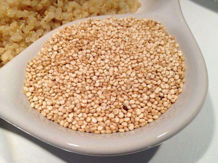 <p><strong>Amaranth:</strong> Halk arasında "horozibiği" tohumu olarak da bilinen amaranth, protein değeri yüksek olması nedeni ile beslenme programlarında yer almaya başlayan bir besindir. Kinoa gibi triptofan içeriği yüksektir. İçerdiği protein sayesinde emilimi de arttığından mutluluk veren besinler arasındadır. Akşam yemeklerinde 3 yemek kaşığı amaranth tüketilebilir</p>

<p> </p>
