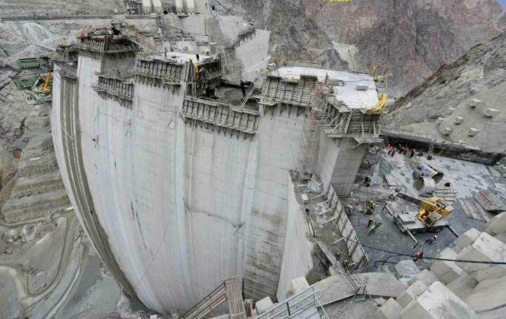 <p>Artvin'de, Çoruh Nehri üzerinde yapımı süren ve tamamlandığında 275 metre gövde yüksekliği ile Türkiye'nin en yüksek, dünyanın ise 'çift eğrilikli ince kemer baraj tipi' kategorisinde 3'üncü en yüksek barajı olacak Yusufeli Barajı'nın gövdesinin tamamlanmasına 4 metre kaldı.</p>

<p> </p>
