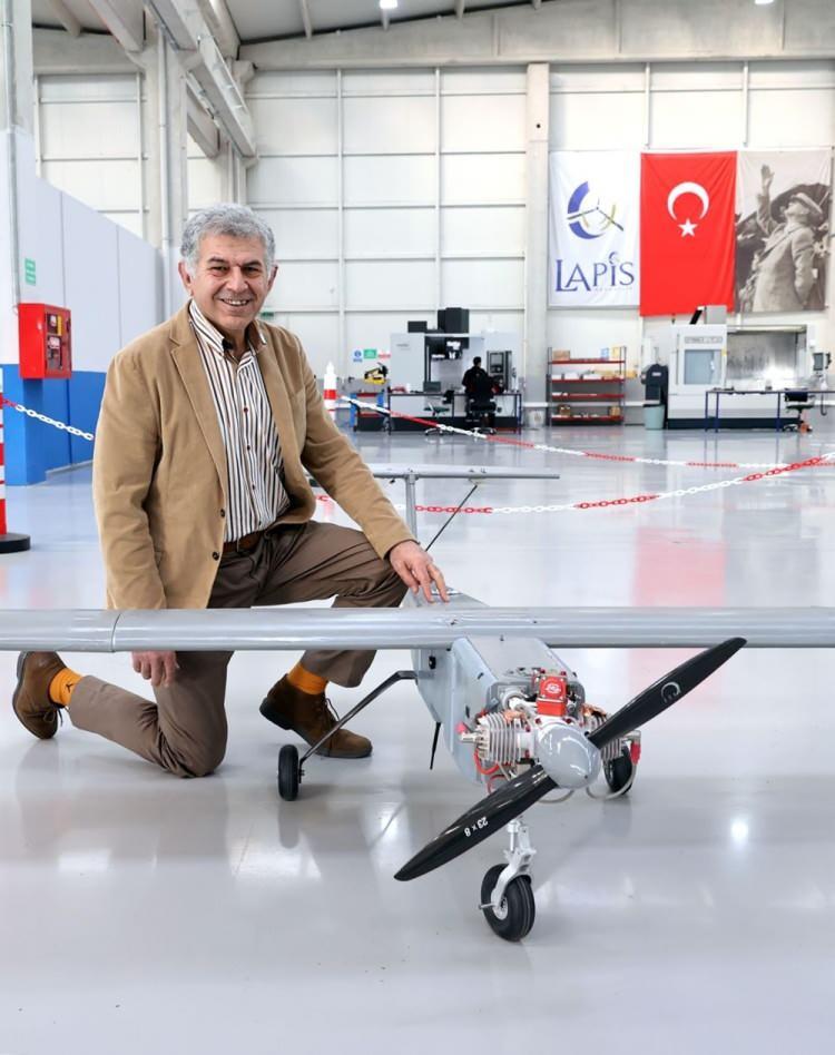 <p>Bunun yanında 3 boyutlu bir makinemiz var. Bununla prototip anlamında Ar-Ge'de geliştirilen parçaların ve son ürün olarak düşündüğümüz parçaları imal edebiliyoruz." Sevgi, çoğunluğu mühendis 18 personelin teknoparkta çalışmalarını sürdüğünü, toplamda ise 33 kişilik bir ekibe sahip olduklarını ifade etti.</p>