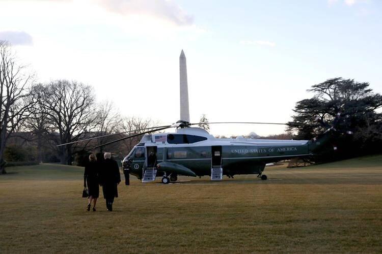 <p>Trump ve First Lady Melania Trump Beyaz Saray'ın kapısında göründüğünde uluslararası televizyonlar canlı yayına geçti. Bahçede Marine Force One bekliyordu.</p>

<ul>
</ul>
