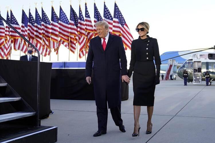 <p>TRUMP: BİR ŞEKİLDE GERİ GELECEĞİM </p>

<p>Donald Trump gazetecilere ayaküstü açıklamalar yaptı, helikoptere bindi ve başkanlık uçağı Air Force One'ın beklediği Andrews Hava Üssü’ndeki veda törenine gitti.</p>
