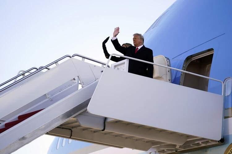 <p>Burada veda konuşmasını yapan Trump, "Bu sadece şimdilik bir veda ama bir şekilde geri geleceğiz. Güzel bir hayat yaşayın, yakında görüşürüz" ifadelerini kullandı.</p>

<ul>
</ul>
