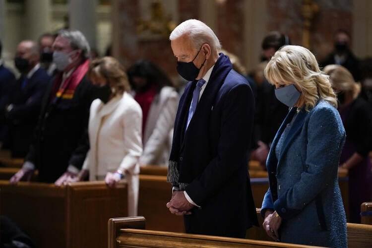 <p>Donald Trump, başkan olarak son sözlerini söylerken Joe Biden da güne kilise ziyaretiyle başladı. Tarihteki ikinci Katolik ABD başkanı olacak Joe Biden, Havari Aziz Matthew Katedrali'nde bir ayine katıldı.</p>
<ul>
</ul>