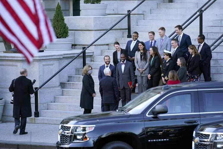 <p>CNN International, yemin törenine katılacağını açıklayan Başkan Yardımcısı Mike Pence'in Kongre binasına ulaştığını bildiriyor.</p>

<ul>
</ul>
