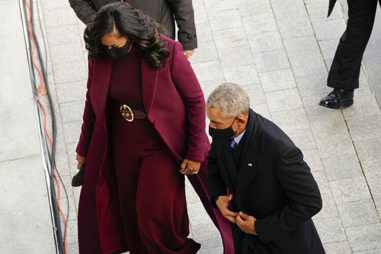 <p>ABD'nin eski başkanları Barack Obama, George W. Bush ve Bill Clinton da eşleriyle birlikte tören alanındaki yerlerini aldı.</p>

<ul>
</ul>
