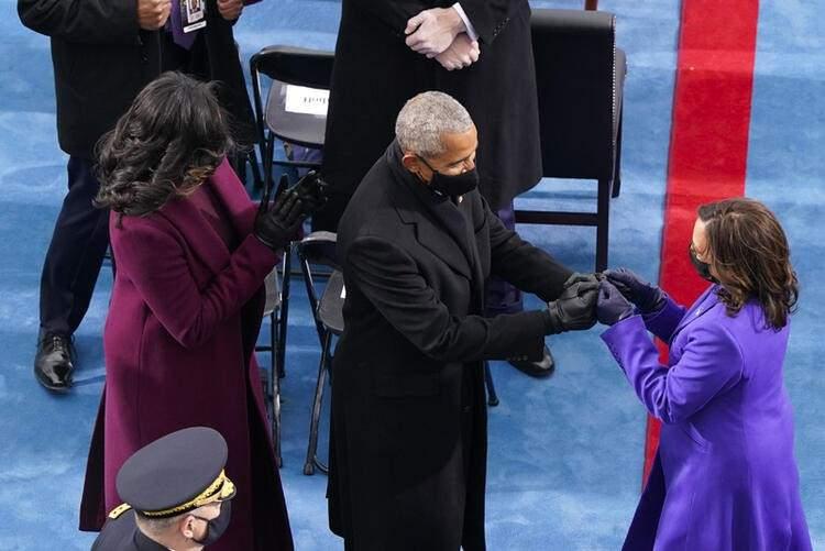 <p>İlk kadın unvanının yanı sıra ilk siyah ve ilk Güney Asya kökenli başkan yardımcısı olarak tarih yazan Kamala Harris, mor bir kıyafetle törene katılıyor. Harris, eski başkan Barack Obama ile selamlaştı.</p>

<ul>
</ul>
