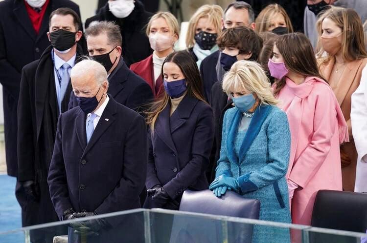 <p>1942 doğumlu Joe Biden ve eşi First Lady Jill Biden sahnedeki yerlerini aldı ve tören başladı, dünyadaki tüm televizyonlar canlı yayına geçti.</p>

<ul>
</ul>
