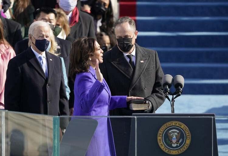<p>Hemen ardından Kamala Harris yemin ederek resmen ABD Başkan Yardımcısı oldu. Harris, yemin ederken üst üste konulmuş iki İncil'e birden el bastı.</p>

<ul>
</ul>
