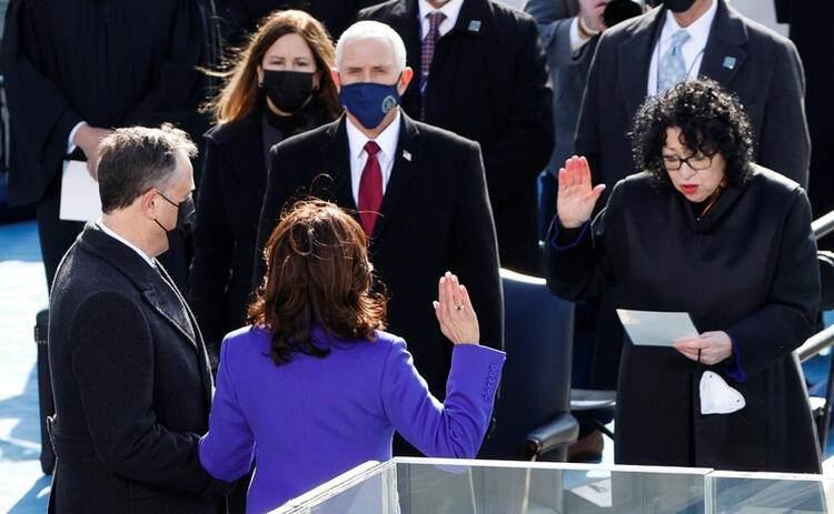 <p>Harris törende iki İncil kullandı. İlki, Harris'in taşıyıcı anne olarak gördüğü bir aile dostu olan Regina Shelton'a aitti. Harris, bu İncil'i daha önce hem Kaliforniya başsavcısı hem de ABD senatörü olarak görev yemini ettiğinde kullanmıştı. İkinci İncil daha önce, Yüksek Mahkeme'nin ilk Siyah üyesi ve Harris'in ömür boyu sürecek siyasi rol modeli olan merhum Justice Thurgood Marshall'a aitti. Böylece, Harris ilk kadın, ilk siyah ve ilk Asya kökenli başkan yardımcısı unvanlarını da aldı.</p>

<ul>
</ul>

