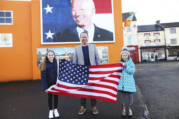 <p>Joe Biden'ın b&uuml;y&uuml;kbabasının memleketi İrlanda'daki uzaktan kuzenleri de heyecanlıydı. Joe Blewitt ile kızları Emily ve Lauren, Ballina kentinde Biden posteri &ouml;n&uuml;nde poz verdi.</p>

<ul>
</ul>
