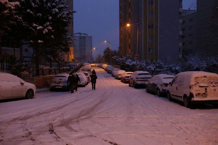 <p>Meteoroloji Genel Müdürlüğünün uyarılarının ardından İstanbul’da kar yağışı etkili oldu. Sabah saatlerinde aniden bastıran kar yağışı nedeniyle adeta göz gözü görmedi.</p>
