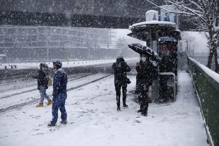 <p>İstanbullu yeni haftanın başlamasıyla bir anda bastıran kar yağışına hazırlıksız yakalandı. Kentin pek çok yerinde trafik yoğunluğu durma noktasına gelirken sabah evinden işe gitmek için çıkan insanlar yürümekte dahi zorlandı.</p>

