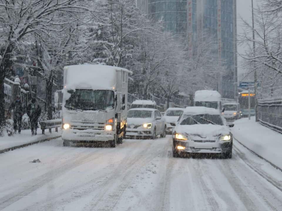 <p>Bazı araçların kaydığı görülürken sürücüler zorlukla durabildi. Araçlar yavaş yavaş ilerlerlerken, caddede trafik yoğunluğu yaşandı. Caddede küreme ve tuzlama çalışması yapıldı.</p>