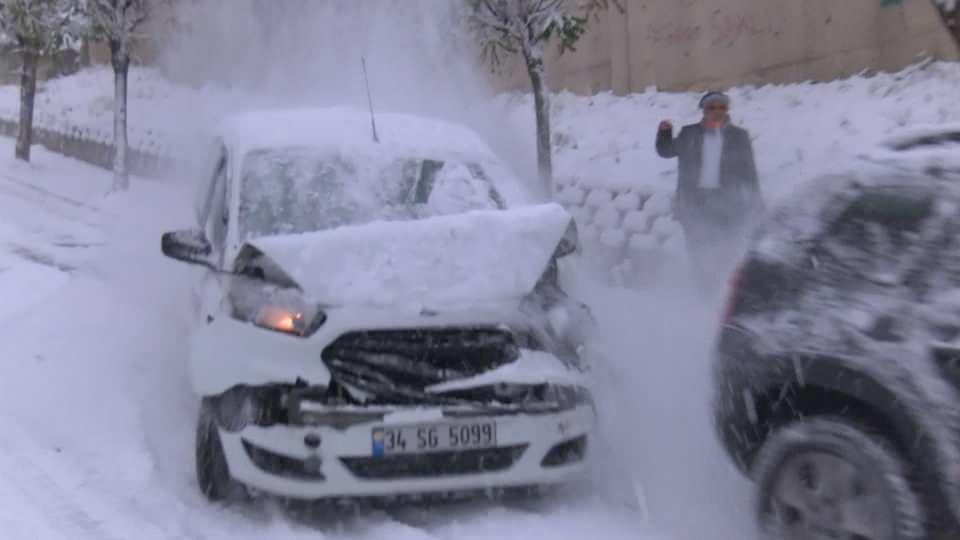 <p>Kağıthane'deki ara sokaklar tamamen karla kaplandı. Araçlar yokuşta kayarak park halindeki diğer araçlara çarptı. Maddi hasarlı kazalar kameralarına saniye saniye yansıdı. </p>