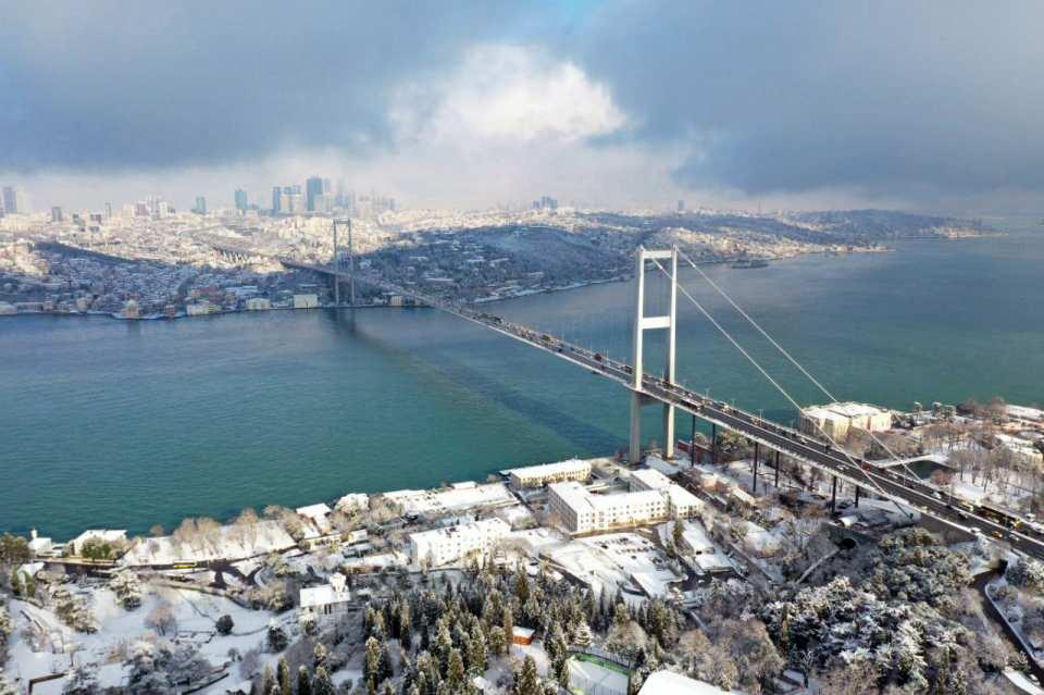 <p>İstanbul'da kar yağışı 15 Temmuz Şehitler Köprüsü ve çevresinde etkili oldu.</p>
