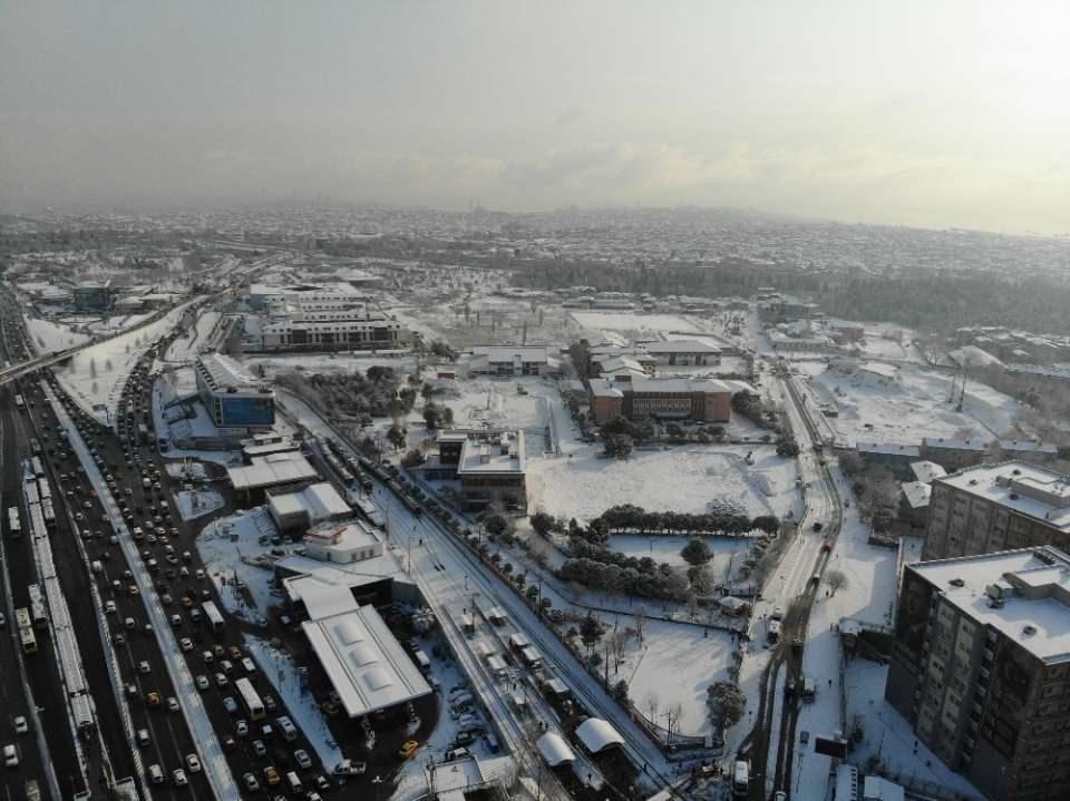 <p>15 Temmuz Şehitler K&ouml;pr&uuml;s&uuml;'nde kar yoğunluğu oluştu</p>

