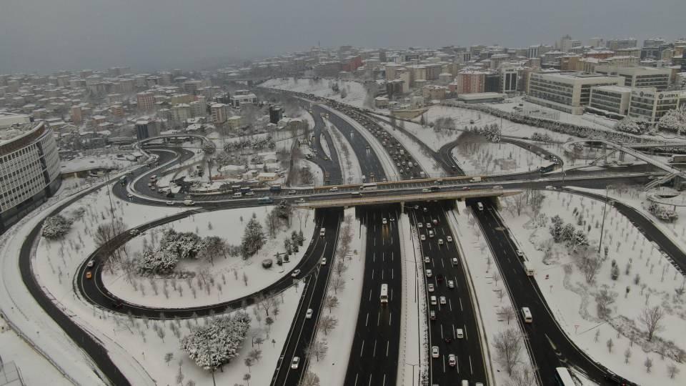 <p>KAVACIK<br />
<br />
Yoğun kar yağışının ardından Kavacık havadan g&ouml;r&uuml;nt&uuml;lendi.</p>
