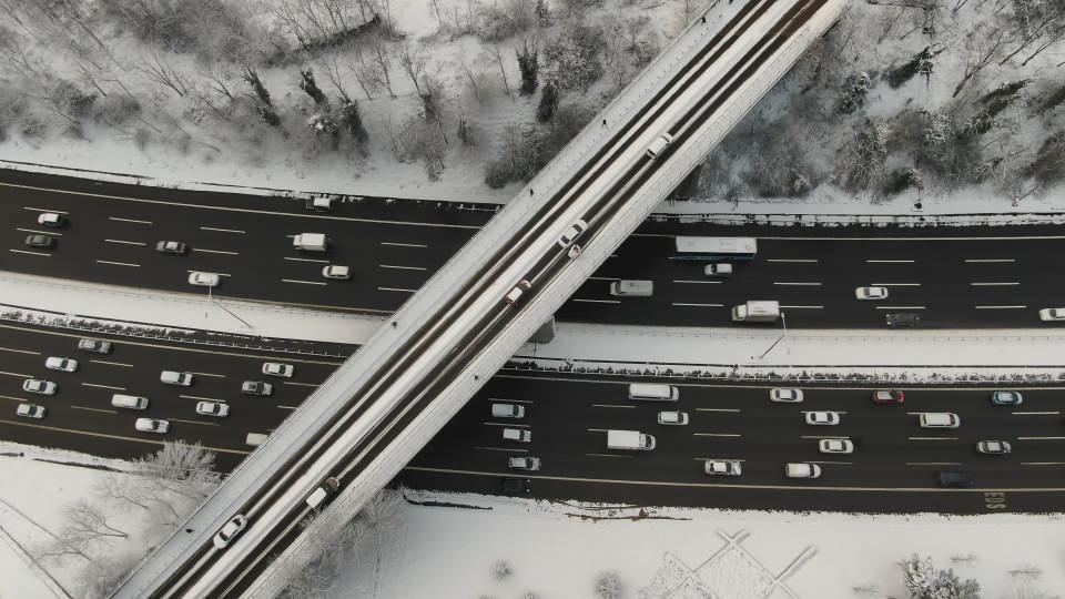 <p>İstanbul trafiğinin Kavacık mevkii sabahın erken saatlerinde başlayan yoğun kar yağışı sonrası havadan g&ouml;r&uuml;nt&uuml;lendi</p>
