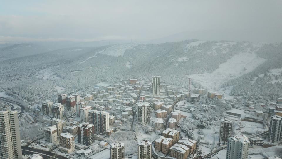 <p><strong>KARTAL</strong><br />
<br />
İstanbul'da sabahın erken saatlerinden itibaren yoğun kar yağışı etkili oldu.</p>
