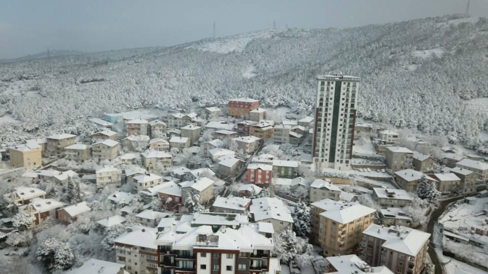 <p>Kartal Aydos'taki eşşiz kar manzarası g&ouml;renlerin i&ccedil;ini ısıttı</p>
