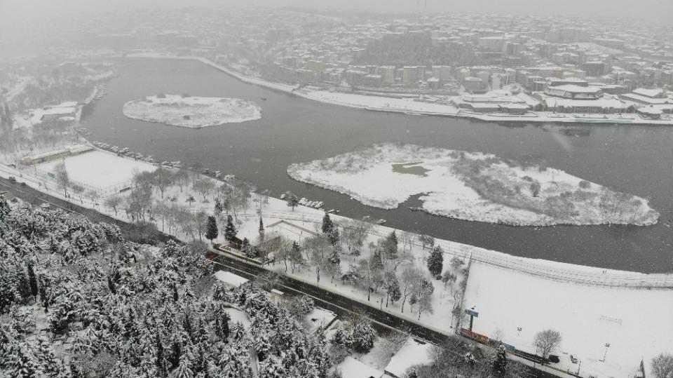 <p><strong>PİERLOTİ</strong><br />
<br />
İstanbulun neredeyse t&uuml;m semtlerini etkisi altına alan kar yağışı Pierloti'de de g&uuml;zel manzaralar oluşturdu.</p>
