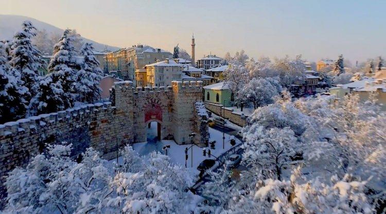 <p>Bursa Büyükşehir Belediyesi tarafından ünlü sanatçı Nilüfer’in "Her yerde kar var" şarkısı eşliğinde çekilen görüntülerde Bursa’nın tarihi mekanları kar altındaki görüntüleriyle izleyenleri bir kez daha mest etti.</p>
