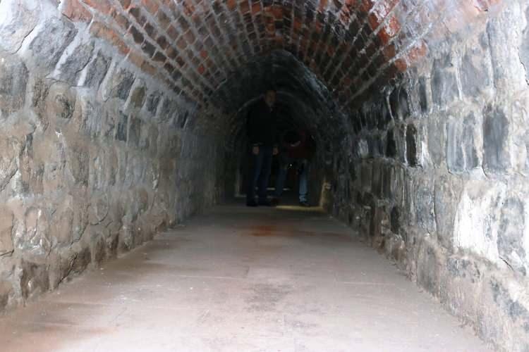 <p>UNESCO tarafından 2015 yılında Dünya Kültür Mirası Listesine alınan Diyarbakır surlarında savunma alanlarındaki tüneller görüntülendi.</p>

