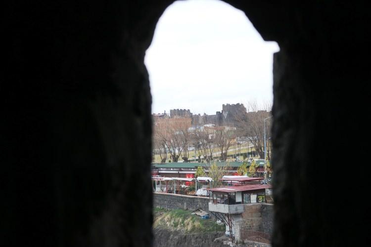 <p>Diyarbakır’ın simgelerinden olan ve 5 kilometrelik uzunluğu, yaklaşık 12 metrelik yüksekliği 4 yöne açılan kapıları ile dünyanın sayılı eserleri arasında gösterilen tarihi Diyarbakır surları, 2015 yılında UNESCO Dünya Kültür Mirası Listesine alındı. </p>
