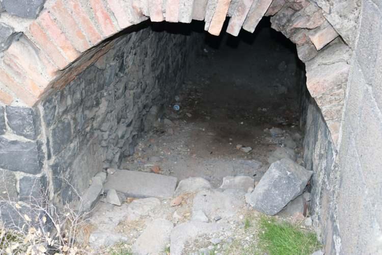 <p>Diyarbakır Kültür, Turizm ve Musiki Derneği (DİKTUM-DER) Yönetim Kurulu Başkanı Kenan Aksu, İHA muhabirine yaptığı açıklamada, surların içinin okunmamış bir tarih kitabı olduğunu söyledi. </p>