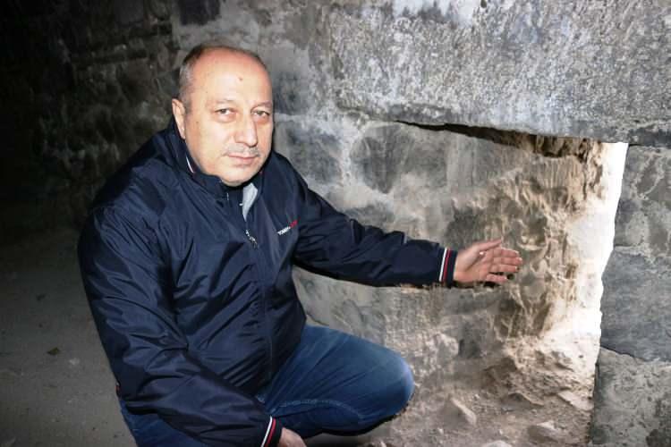 <p>Okunduğunda tarihin değişeceğini savunan Aksu, "Surları gezdiğiniz zaman zaten eşi benzeri olmayan bir şaheser görüyorsunuz. </p>
