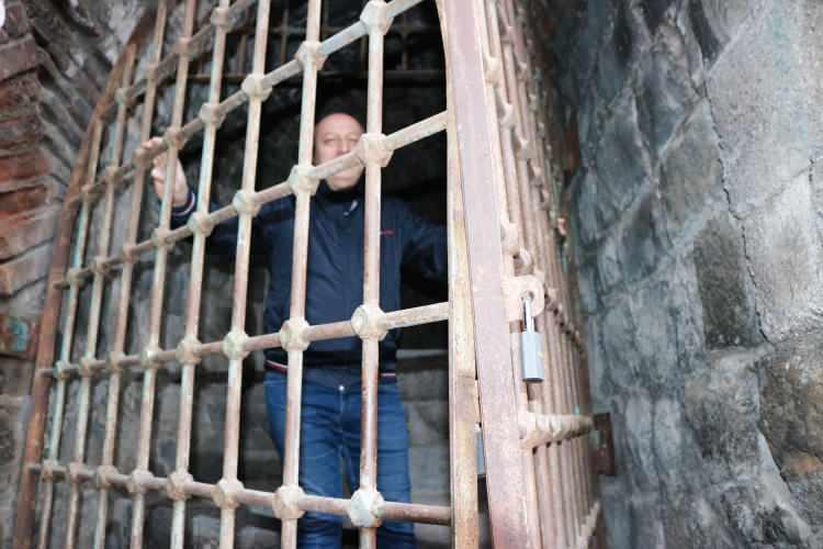 <p>Tabi bu surlar yapıldığı zaman kitabelerden baktığımızda, burçtaki yazıtlara baktığımızda 33 medeniyetin hepsinin izini görüyorsunuz.</p>