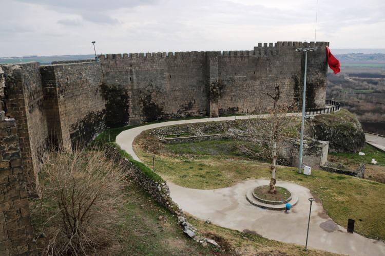 <p>Surun üstünde koruma amaçlı dehlizler var. Biraz önce gezdik. Yani dışarıdan gelecek her hangi bir saldırıya karşı mukavemet için pencereler var. Koruma amaçlı geçitler var" dedi.</p>